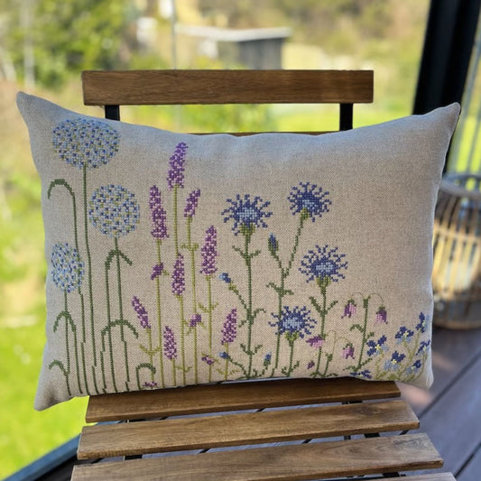 Pomp Stitch, Pude m. Blå blomster