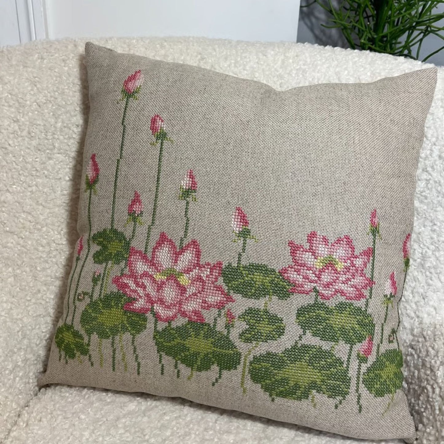 Pomp Stitch, Pude m. Lotus blomster